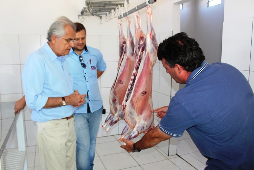 Primeiras carcaças do abatedouro chanceladas com o selo do Sistema de Inspeção Municipal - SIM do município