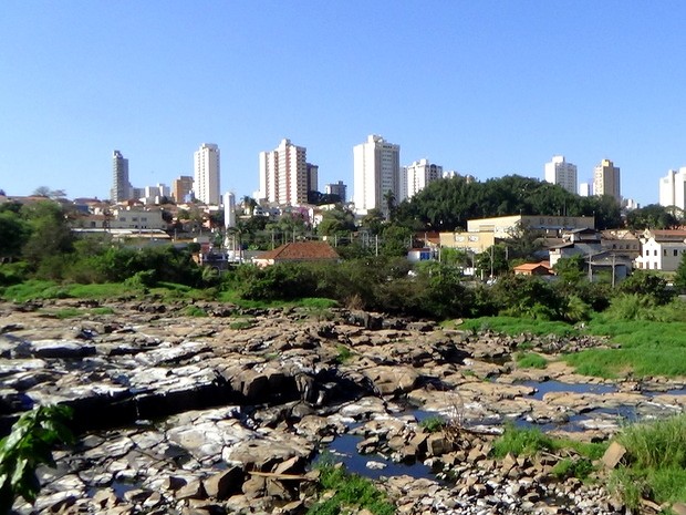 Leito do Rio Piracicaba tem pedras aparentes no salto nesta segunda (10) (Foto: Edijan Del Santo / EPTV)