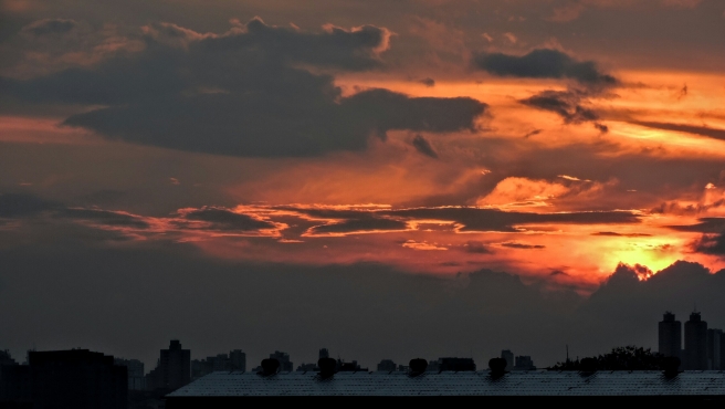 Crepúsculo no estado de São Paulo no final da tarde de ontem.