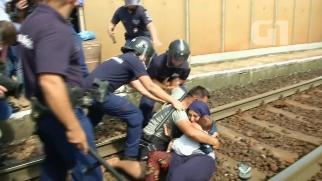 Policiais húngaros tentam separar uma família de migrantes. A face mais horrenda da estupidez humana.
