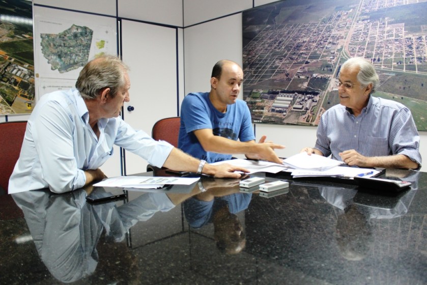 O prefeito Humberto Santa Cruz em reunião com o presidente do Sindicato dos Taxistas de Luís Eduardo Magalhães