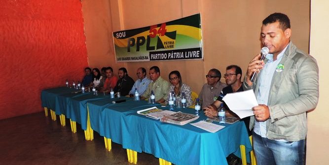 Agnaldo Santos, repórter de O Expresso, discursa no lançamento do PPL. Foto de Destak Notícias