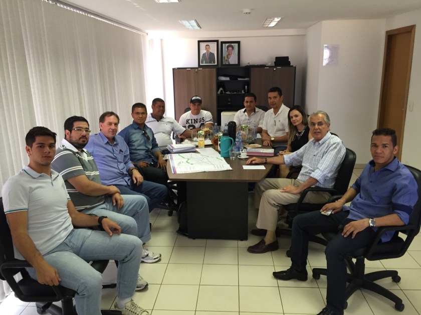 Prefeito Humberto Santa Cruz, equipe do Plano Diretor, e o presidente da Câmara, Elton Almeida e vereadores em reunião para apresentação do Plano Diretor