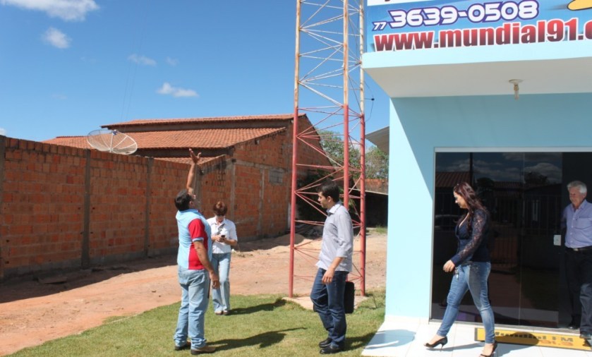 A Rádio Cultura, nos tempos da presidência de Alaídio, recebe visita do Ministério Público.