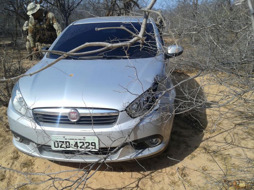 Veículo com placas de Lauro de Freitas que serviu para a fuga de parte da quadrilha