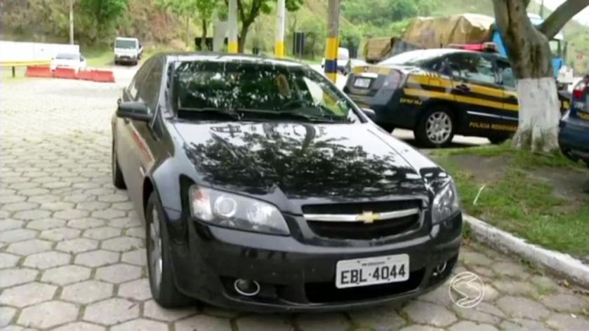 O veículo blindado com as armas escondidas em fundo falso