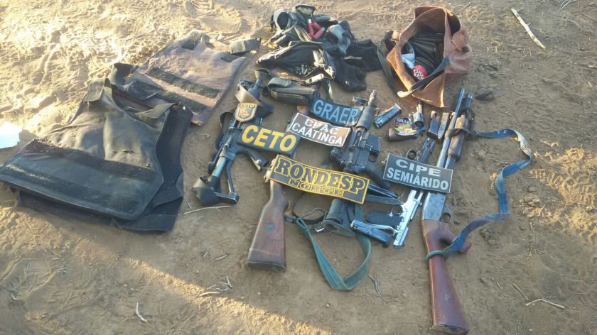Parte das armas, coletes balísticos e munição apreendidos