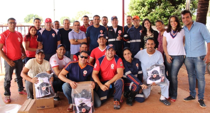 Equipe do SAMU e secretário Werther Brandão durante entrega dos novos uniformes em junho deste ano
