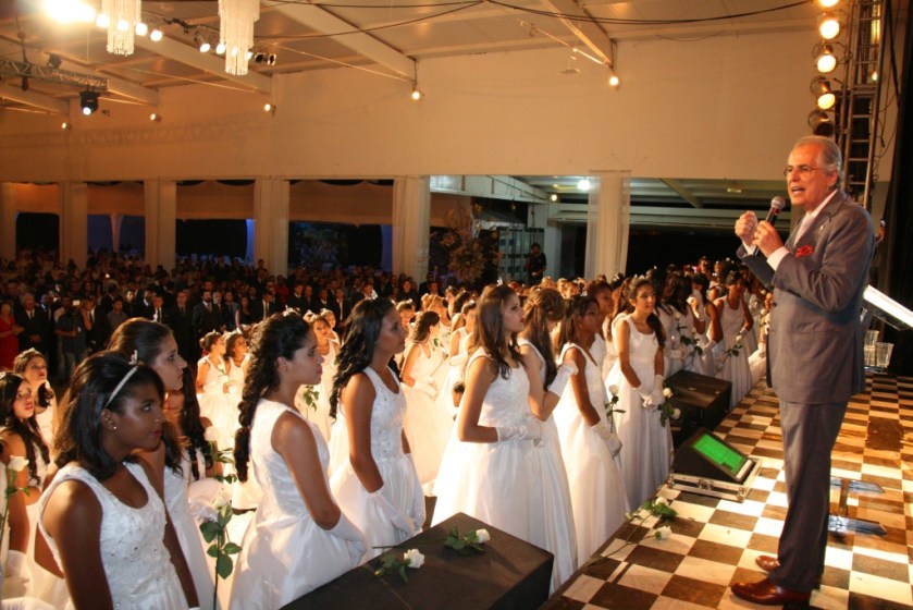 Humberto lembra trecho do hino e deseja que  os sonhos de cada uma das debutantes se realize