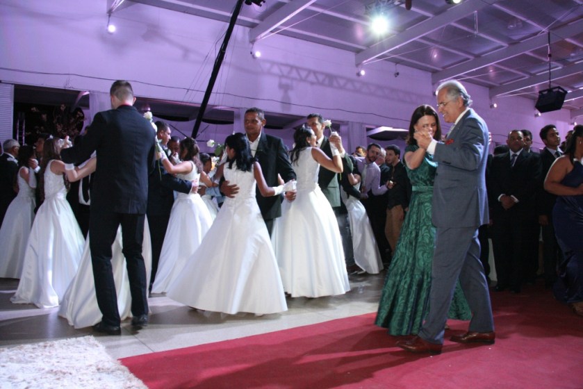 Não faltou a tradicional valsa para as debutantes