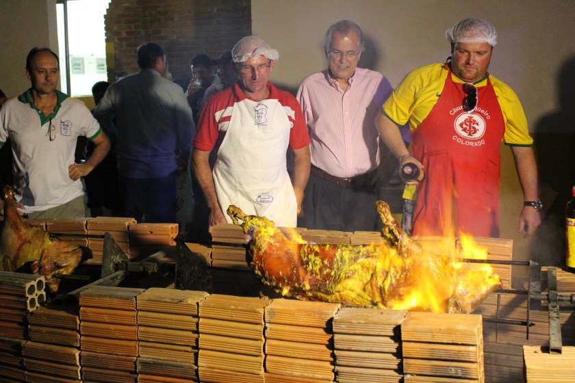 O porco do rolete preparado pelo CTG Sinuelo dos Gerais foi uma das atrações do segundo dia de festival. Humberto assistiu o prato tradicional do Paraná
