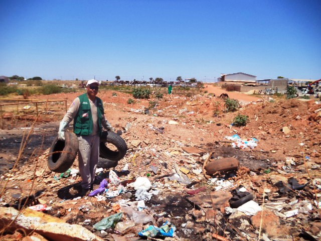 O trabalho vem sendo realizado de modo continuado, com a coleta de pneus que são jogados em terrenos baldios, quintais, ruas e avenidas