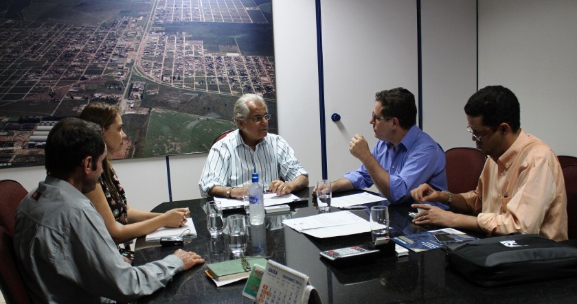 Prefeito em reunião com CREAS