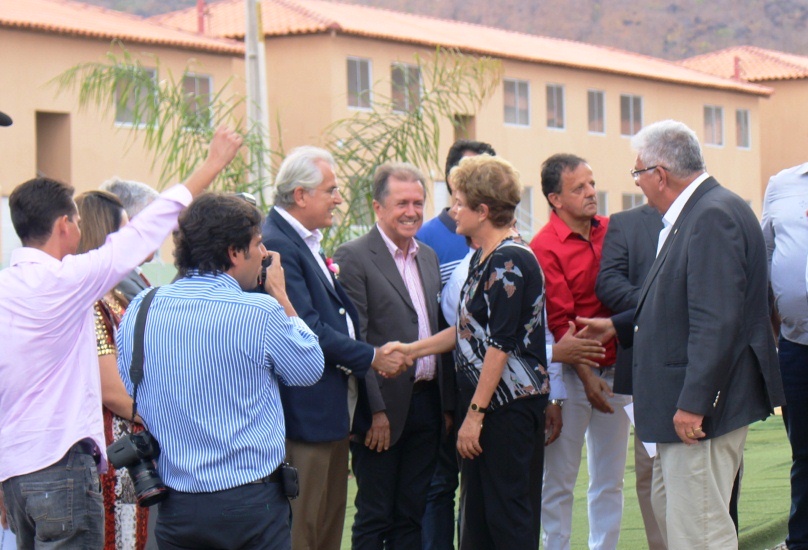 Prefeito Humberto Santa Cruz encontra presidente Dilma Rousseff, durante solenidade de entrega de unidades habitacionais em Barreiras