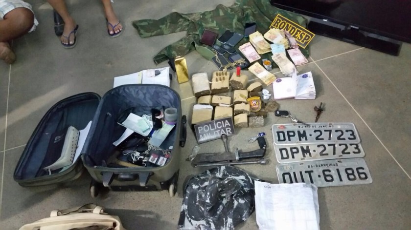 Drogas, dinheiro, munição, arma branca, celulares e placas apreendidas