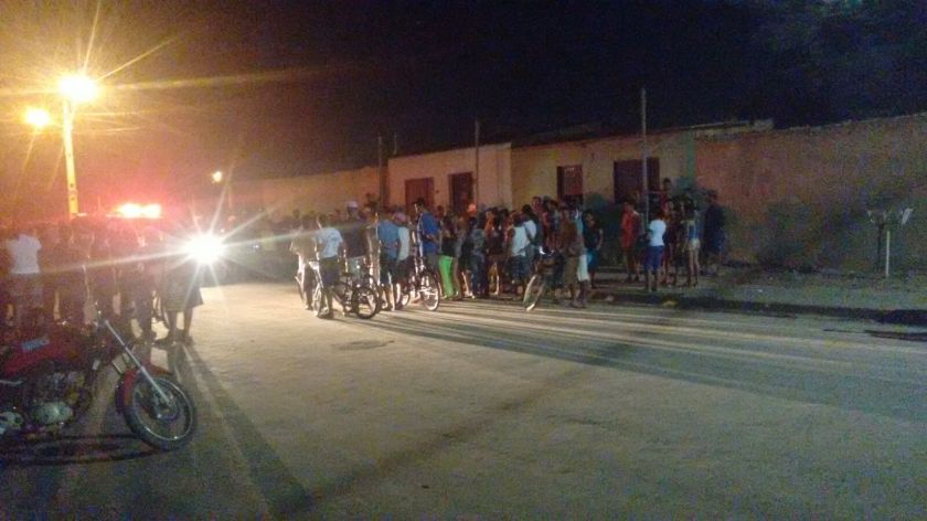 Curiosos se reuniram junto ao corpo.