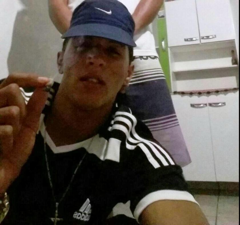 "Negão" fumando um cigarrinho do diabo. Agora vai encontrar com o titular.