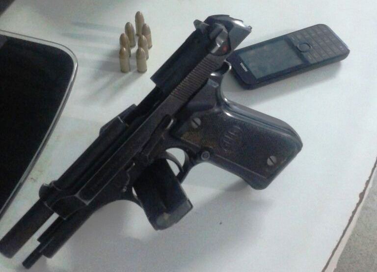 Arma encontrada com os detidos que auxiliavam na fuga