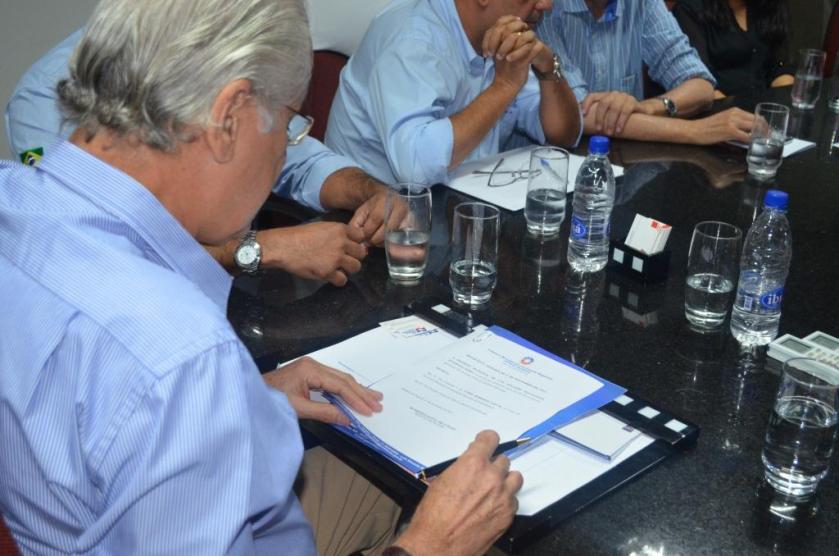 Humberto assina o ato de nomeação