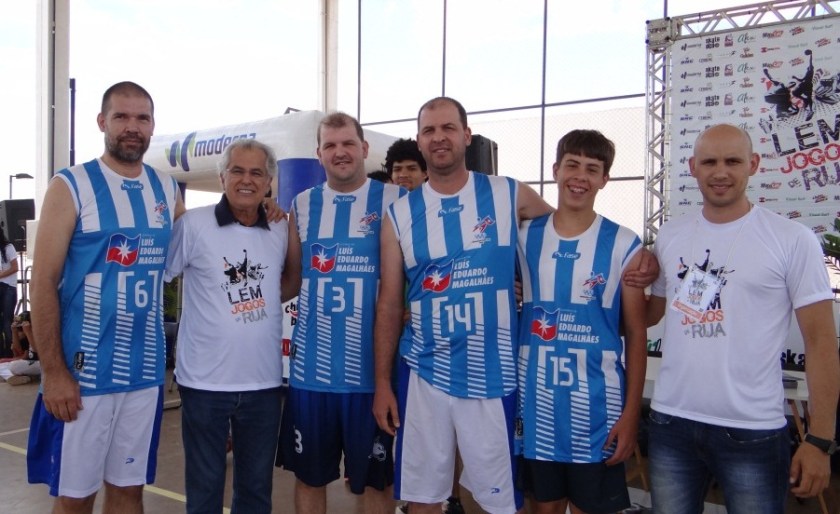 O prefeito Humberto Santa Cruz, equipe de basquete participante do evento e o personal trainer Alex, um dos organizadores dos Jogos de Rua