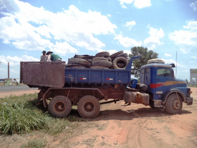 Os pneus abandonados colocam em risco a saúde da população, pois podem virar criadouros do mosquito da dengue