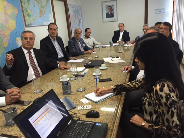 Prefeito e autoridades debatem energia elétrica na região oeste