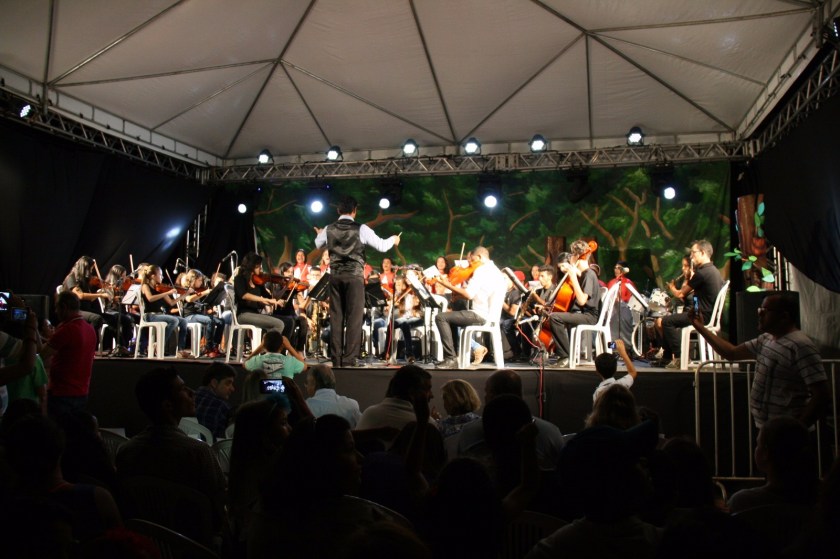 Abertura do Natal Iluminado contou ainda com apresentação da orquestra sinfônica Lira Angicalense e alunos da escola de música de LEM