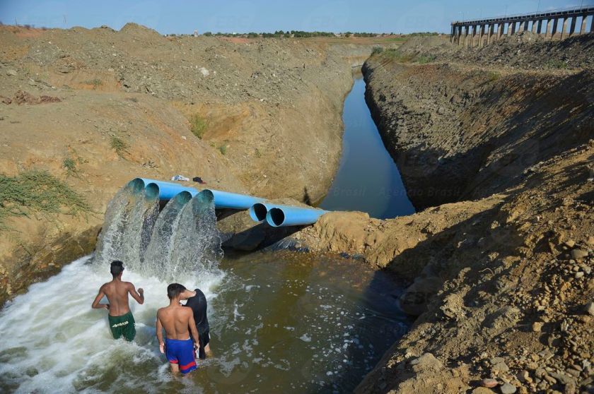 Cidade Nova - Bombas submersas, fazem a transposição, bombeamento  de água para abastecer áreas de plantio dos produtores do Lago de São Vitor (Marcello casal jr/Agência Brasil)