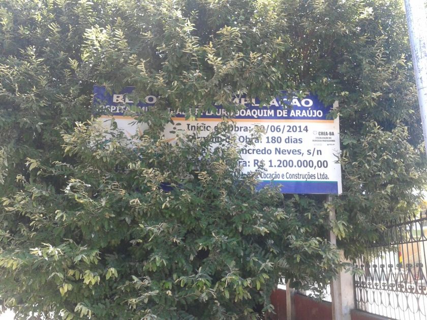 Até a placa da obra do Hospital já sumiu sob a folhagem