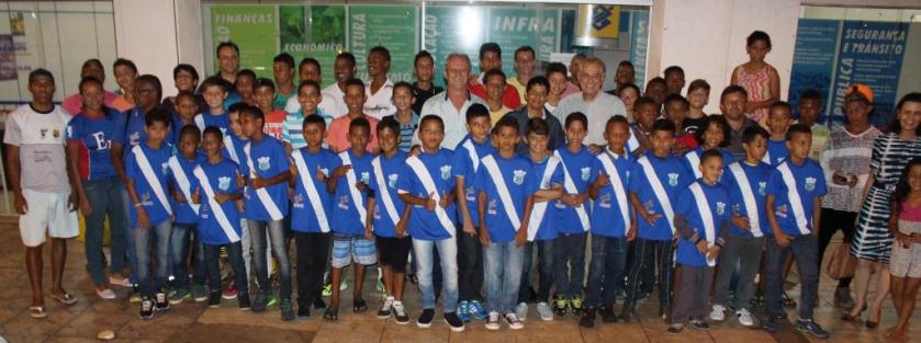 Delegação que representará LEM em Salvador embarcou na noite desta segunda-feira