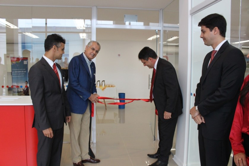 Descerramento da placa inauguração da nova agência do Bradesco em LEM