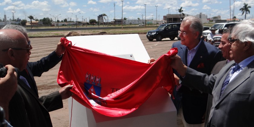 Há menos de um ano, prefeito e autoridades descerravam a placa de lançamento da pedra fundamental do Fórum da Comarca de LEM. Inauguração do novo prédio acontece amanhã. (1)