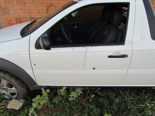 O carro de Neuracir mostrando as perfurações de bala