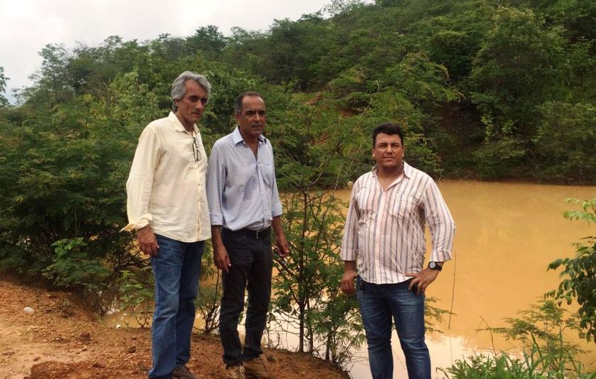 Paê inspeciona uma pequena barragem que poderia correr risco de romper