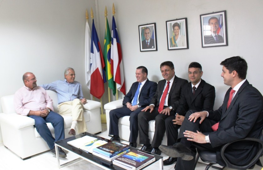 Prefeito Humberto e representantes do Banco Bradesco em reunião na manhã desta quinta-feira