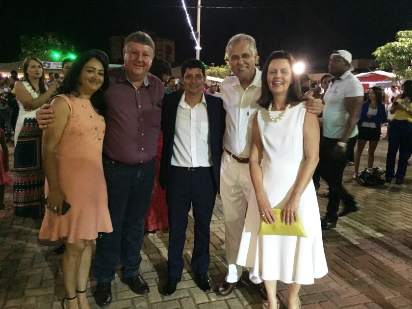 Prefeito, vice-prefeito e autoridades no réveillon da Praça Sérgio Alvim Motta