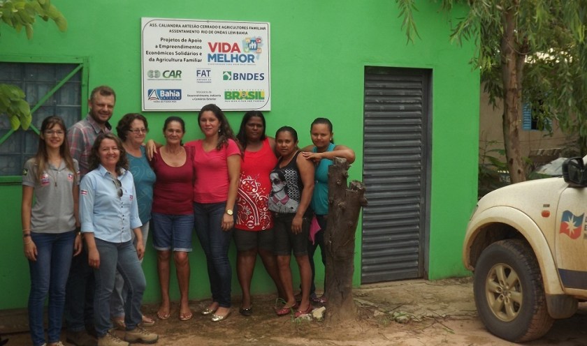 Secretário Carlos Koch, equipe da secretaria de Agricultura e associadas da Caliandra