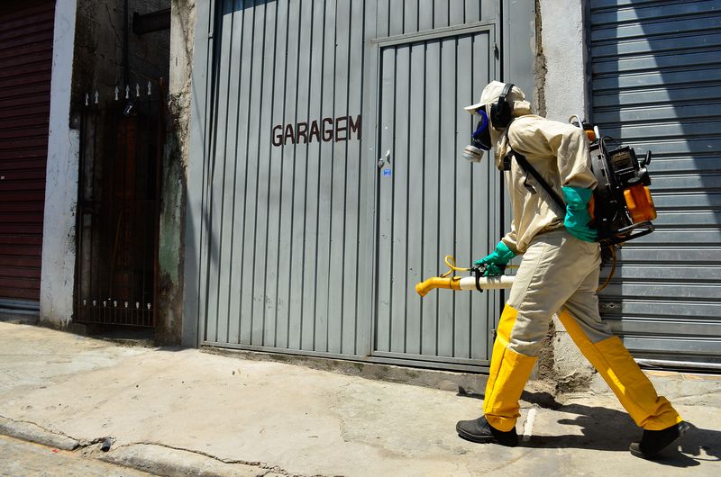 Fumigadores portáteis, usados em São Paulo. (Foto de Rovena Rosa/Agência Brasil)