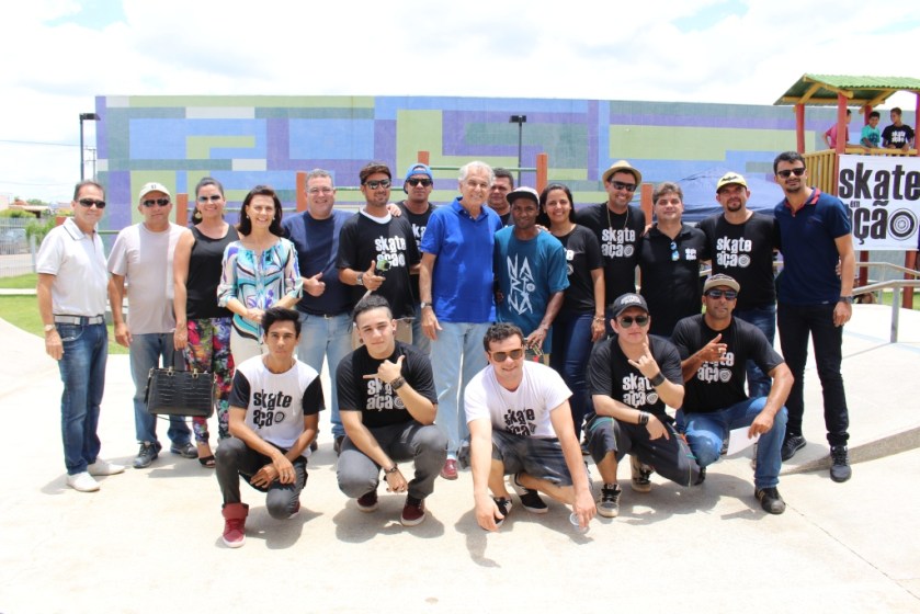 Autoridades e integrantes do projeto Skate em Ação