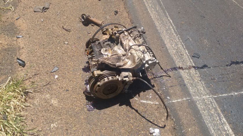 O motor foi arrancado do monobloco e separado da transmissão, tal a violência do choque