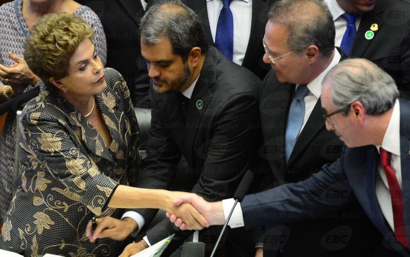 A presidenta Dilma Rousseff cumprimenta o presidente da Câmara, Eduardo Cunha, na abertura do Ano Legislativo,  no Congresso Nacional (Wilson Dias/Agência Brasil)