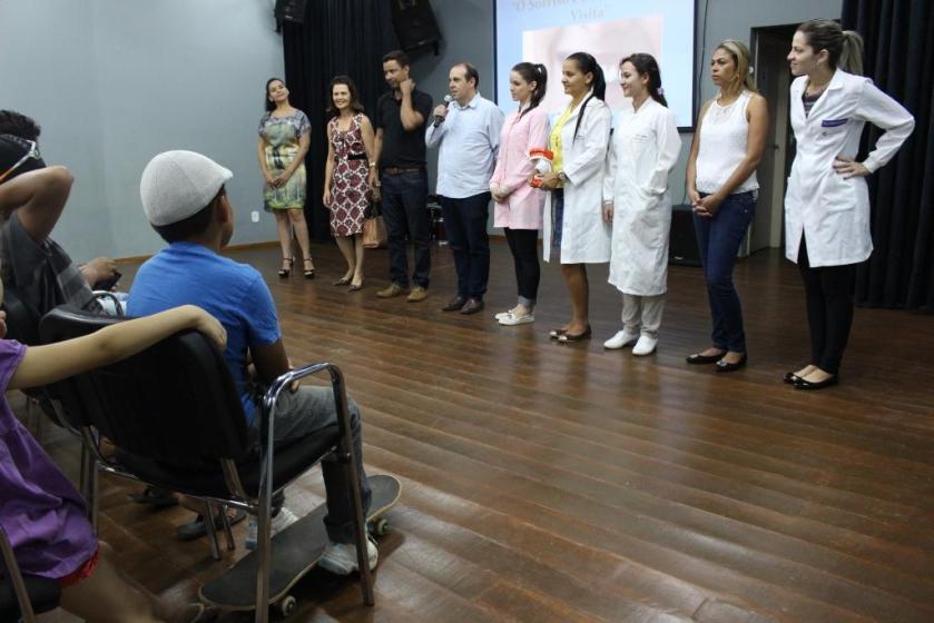 Dr. Tiago Ripol fala da importância da saúde bucal para as crianças do projeto Skate em Ação