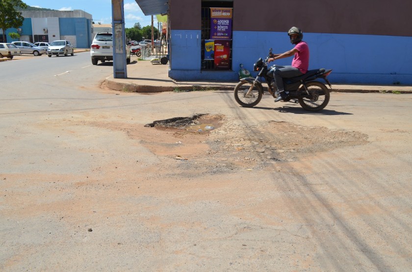 Crateras de respeito nas ruas da cidade.