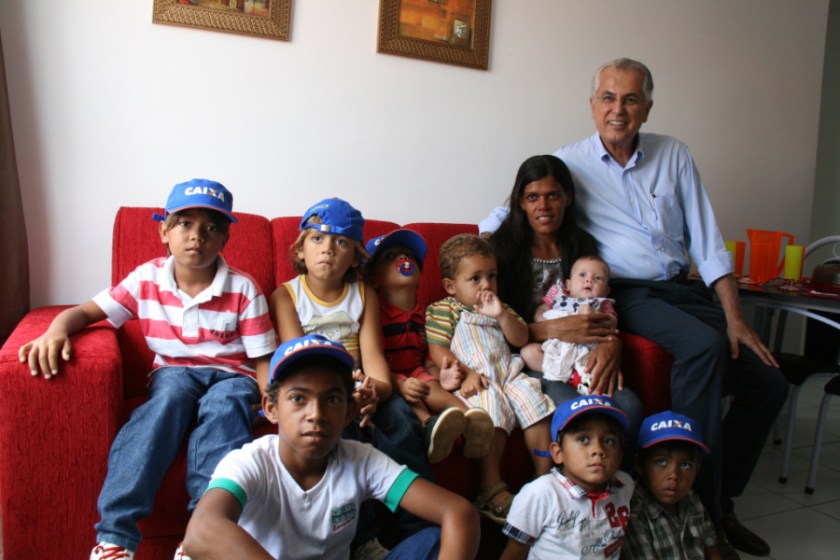 Patrícia, a Branca de Neve, com Humberto: 8 filhos em 11 anos, ganhou uma residência mobiliada do "Minha Casa, Minha Vida"