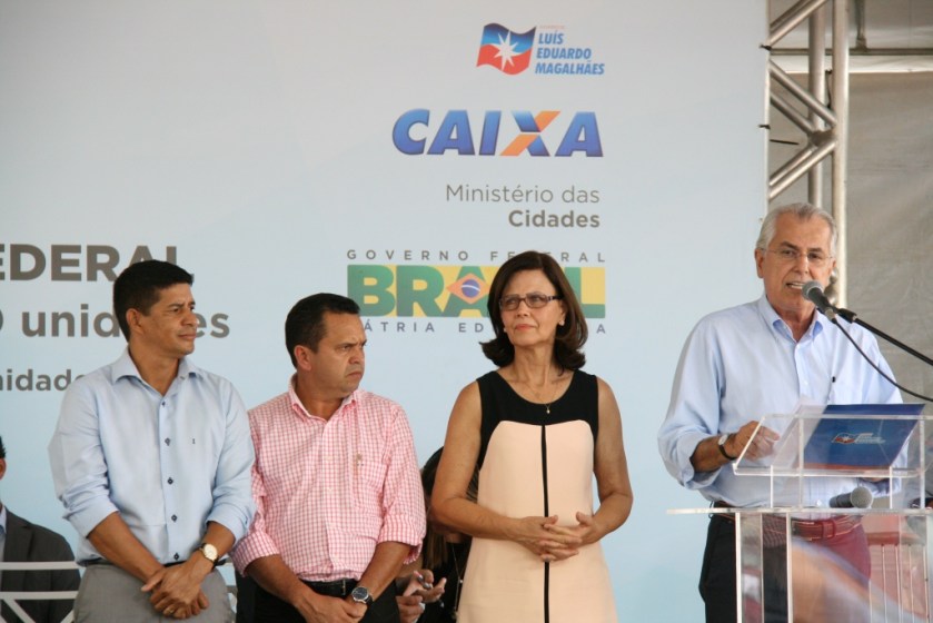 Muito mais que a casa, é preciso que essas unidades habitacionais se transformem nos lares de cada um de vocês, disse o prefeito