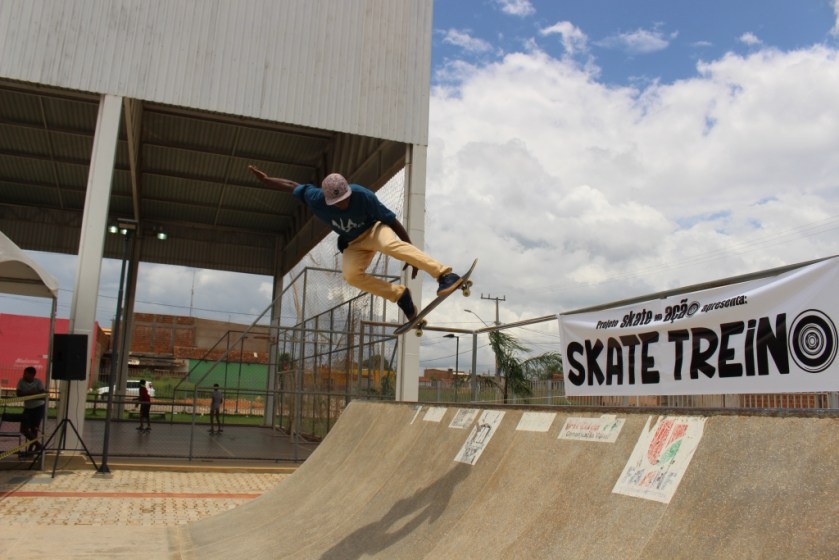 O bi-campeão baiano de Skate, Jailson Café, marcou presença no primeiro Skate Treino do ano em Luís Eduardo Magalhães