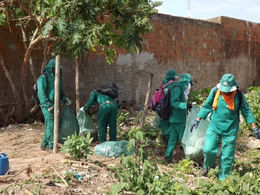 Os terrenos baldios também estão sendo limpos durante a operação