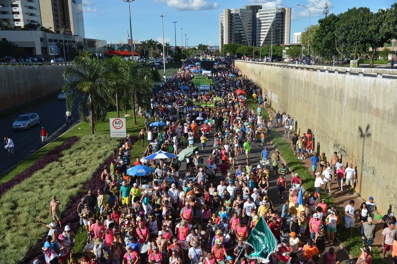  O Pacotão, bloco mais tradicional de sátira política do país, desfila pela contramão das ruas da cidade, arrastando foliões na capital federal (Marcello Casal Jr/Agência Brasil)