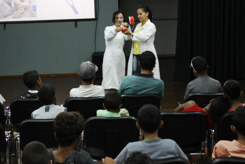 Palestra orientou alunos do projeto Skate em Ação sobre higiene bucal