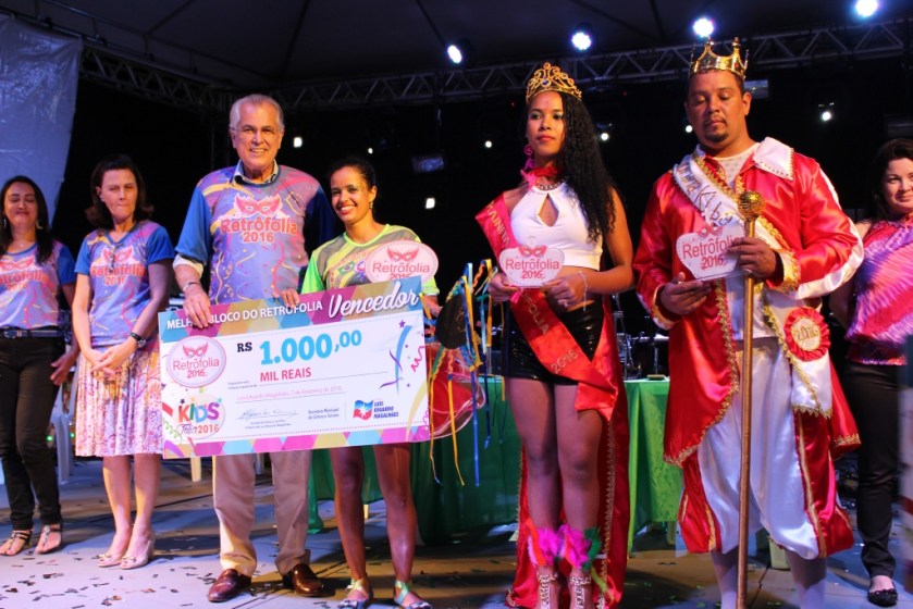 Prefeito entrega cheque simbólico ao melhor bloco cultural do Retrôfolia
